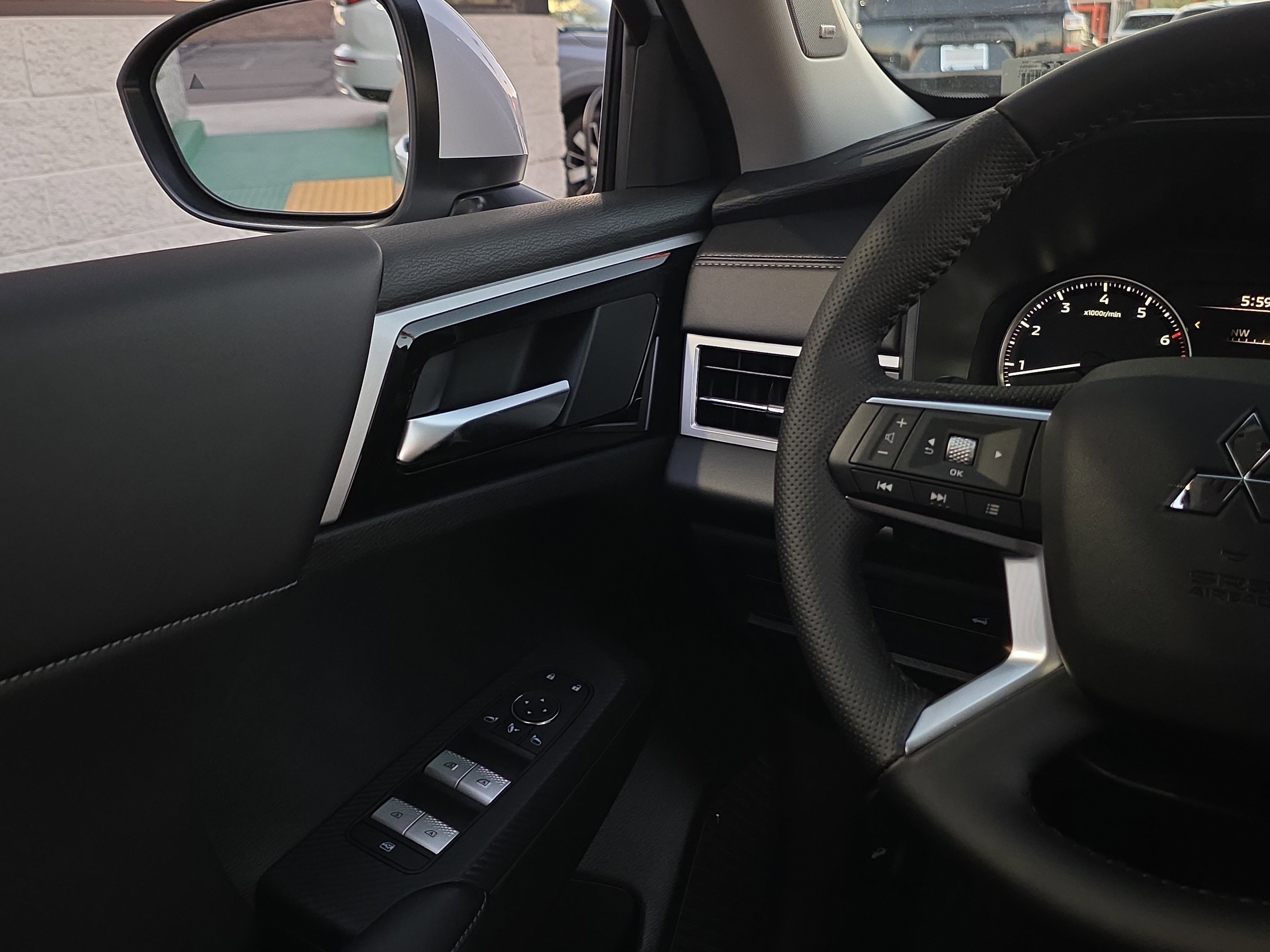 New 2025 Mitsubishi Outlander SE image 21
