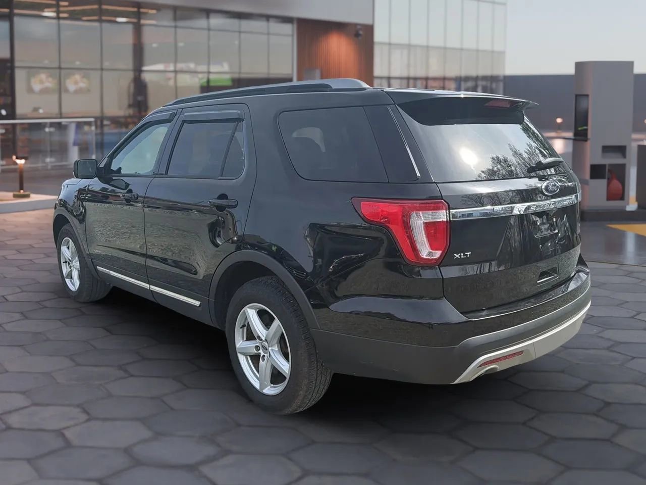 Used 2017 Ford Explorer XLT w/ Equipment Group 202A image 5