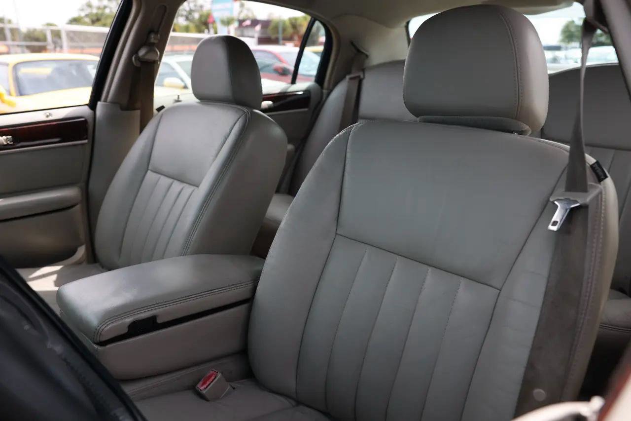 Used 2006 Lincoln Town Car Signature image 6