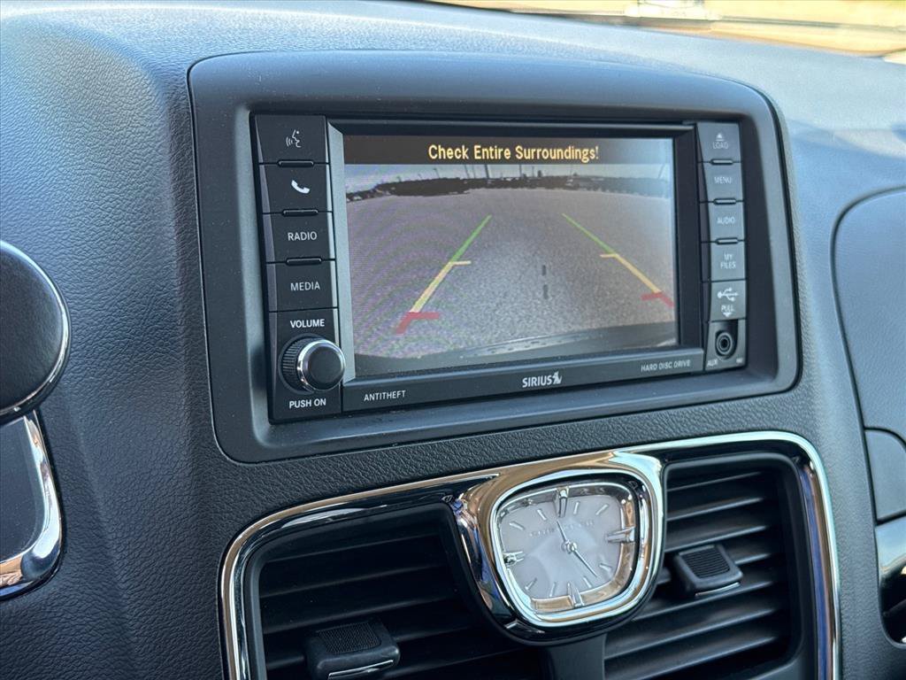 Used 2014 Chrysler Town & Country Touring-L FWD image 25