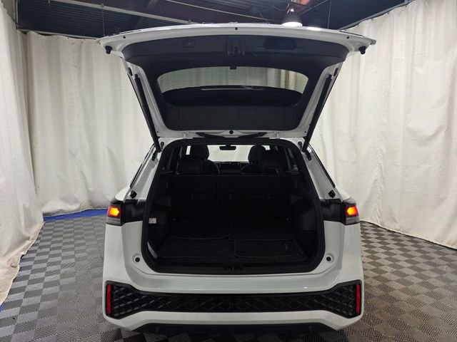 Certified 2025 Volkswagen Tiguan SE R-Line image 36