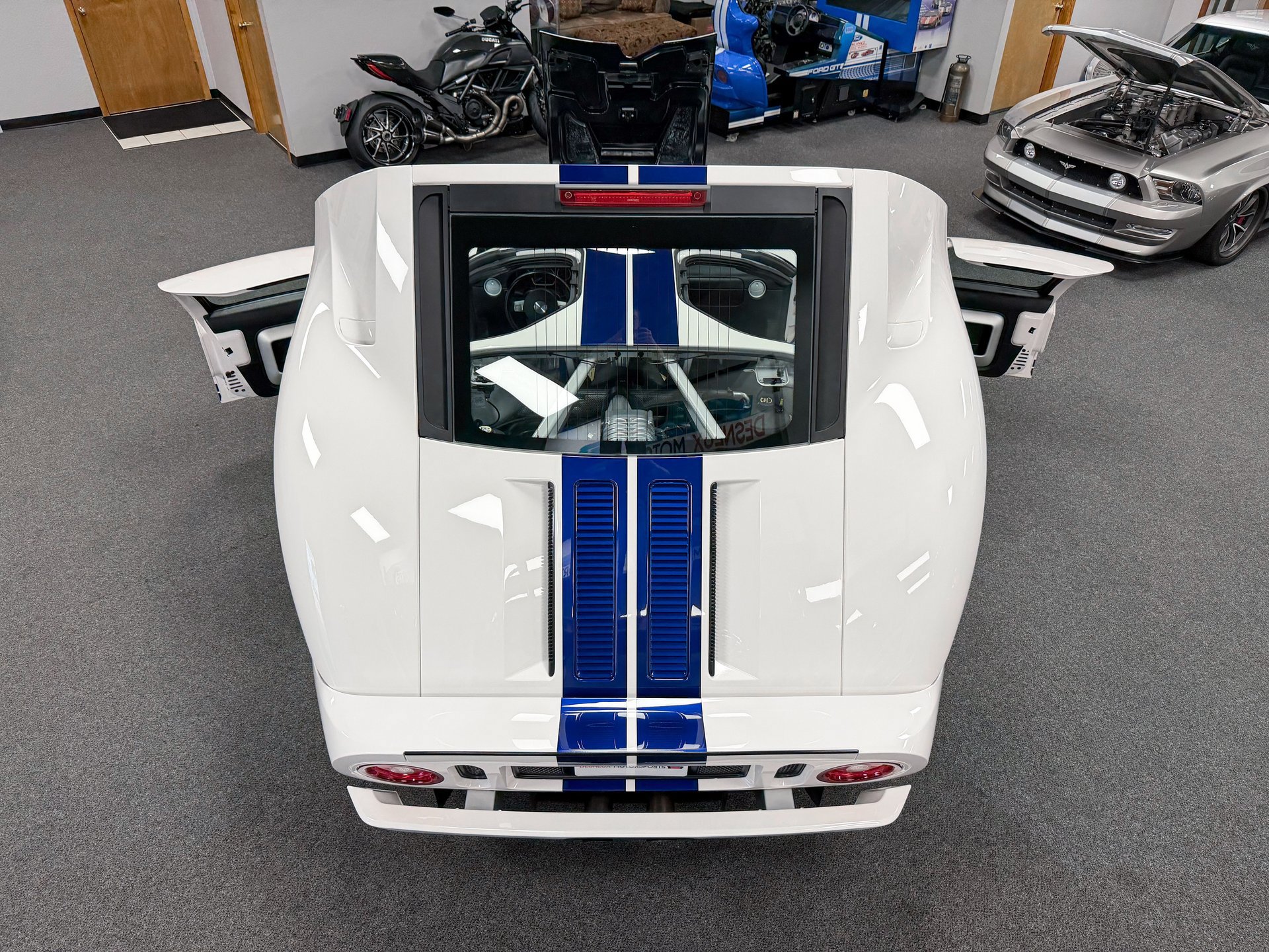 Used 2005 Ford GT RWD image 14
