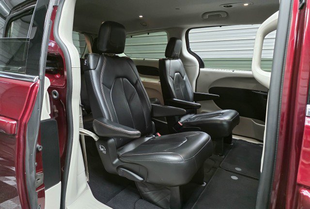 Used 2017 Chrysler Pacifica Touring-L FWD image 24