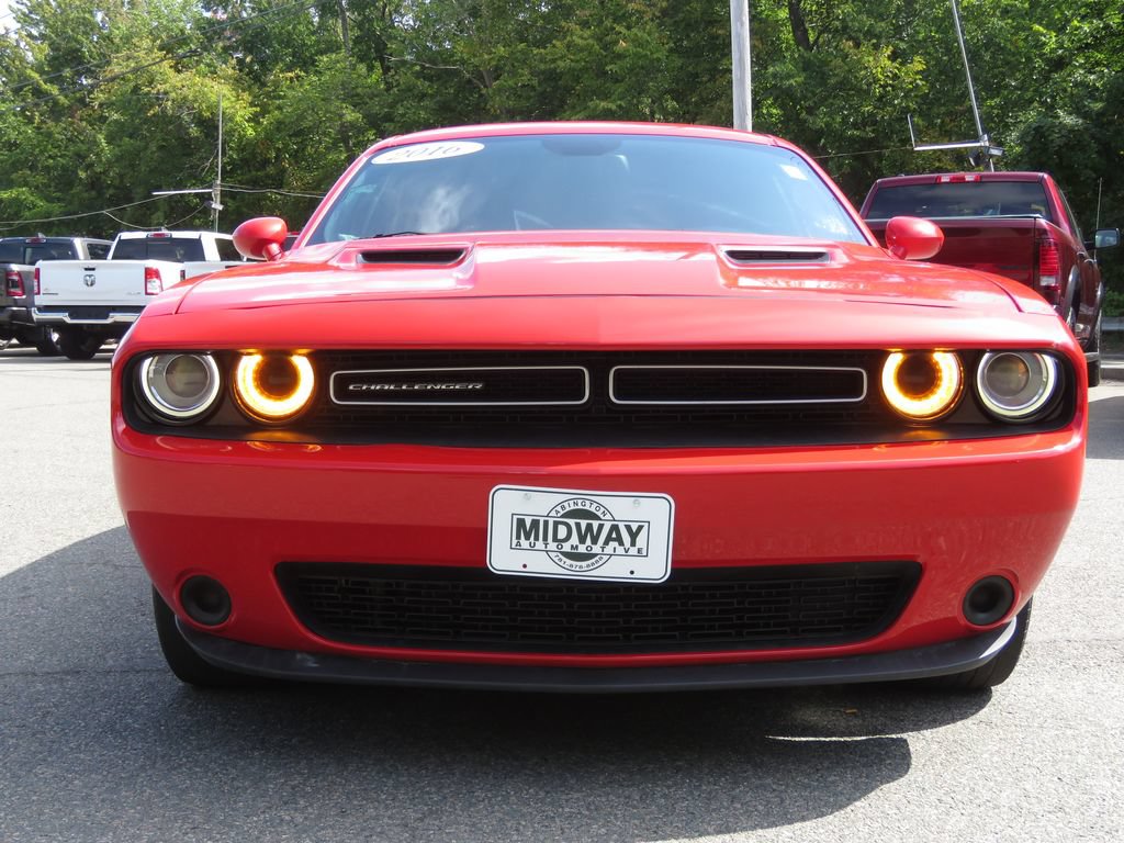 Used 2016 Dodge Challenger SXT RWD image 2