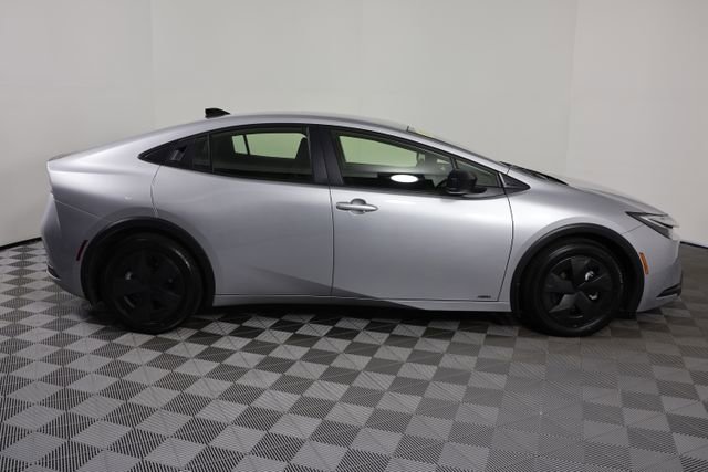 Used 2026 Toyota Prius LE AWD/4WD image 9