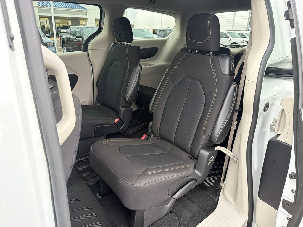 Used 2022 Chrysler Voyager LX image 23