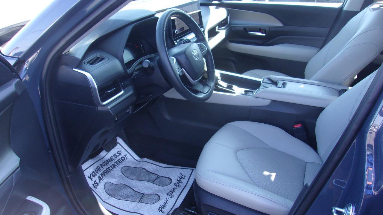 Used 2024 Toyota Grand Highlander AWD image 3