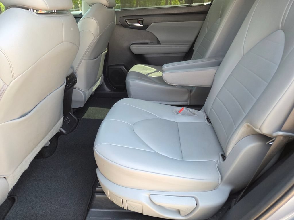 Used 2024 Toyota Highlander XLE FWD image 24