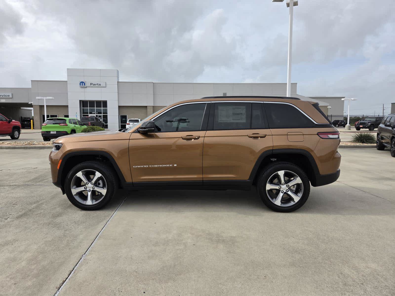 New 2026 Jeep Grand Cherokee Limited AWD/4WD image 2