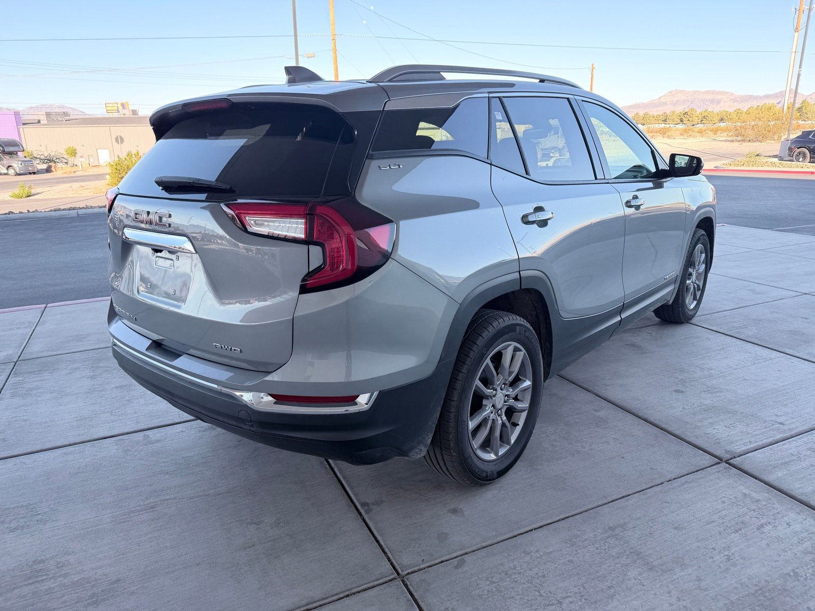 Used 2024 GMC Terrain SLT image 3