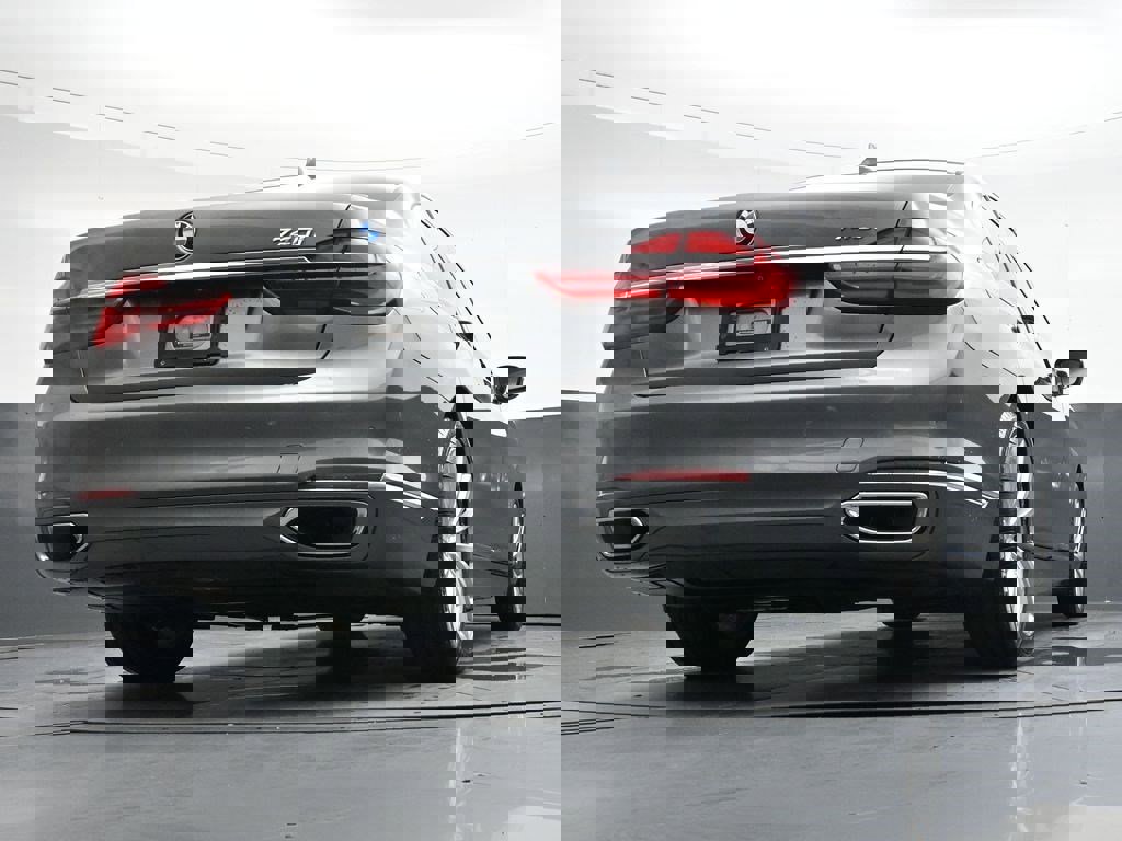 Used 2018 BMW 740i RWD image 28