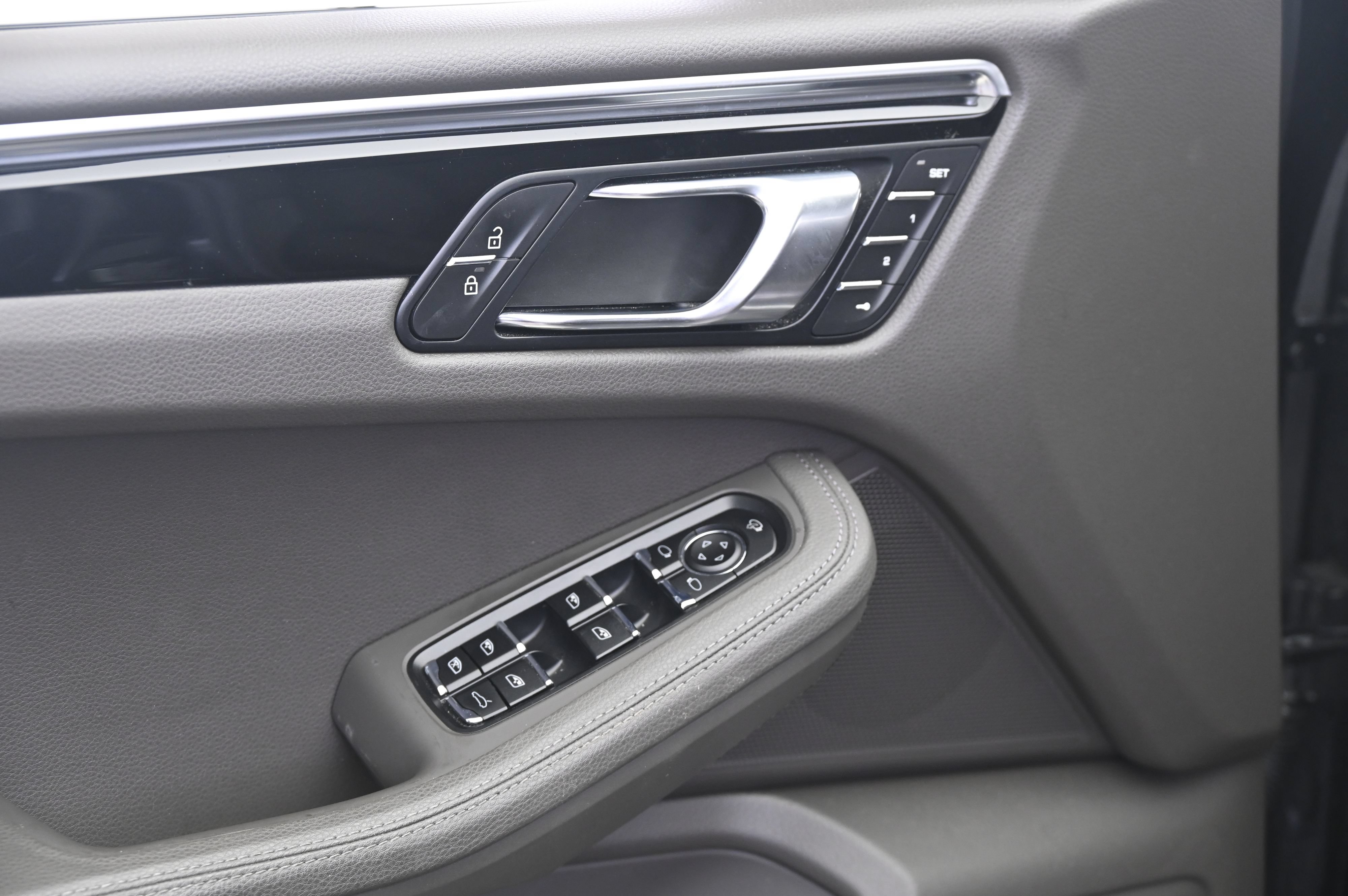 Certified 2024 Porsche Macan S AWD/4WD image 27