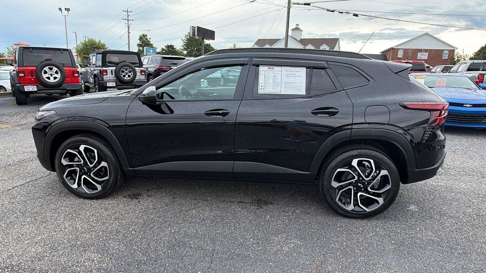 Used 2025 Chevrolet Trax RS w/ Sunroof Package FWD image 12