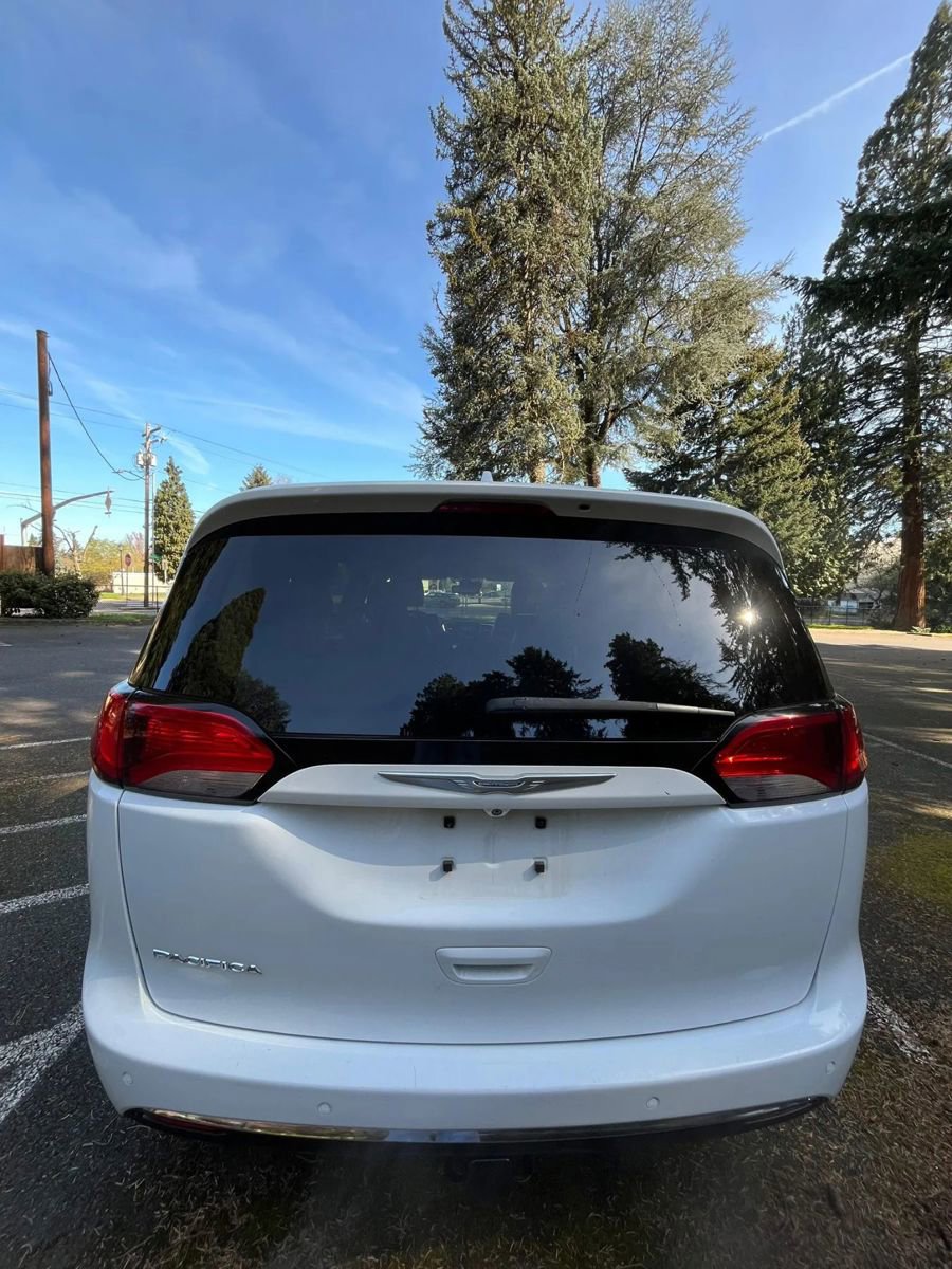 Used 2017 Chrysler Pacifica Touring-L Plus w/ Advanced Safetytec Group image 4