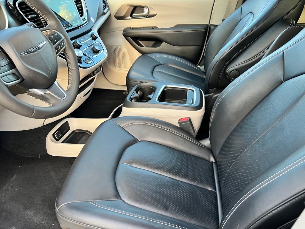 Used 2024 Chrysler Pacifica Touring-L image 6