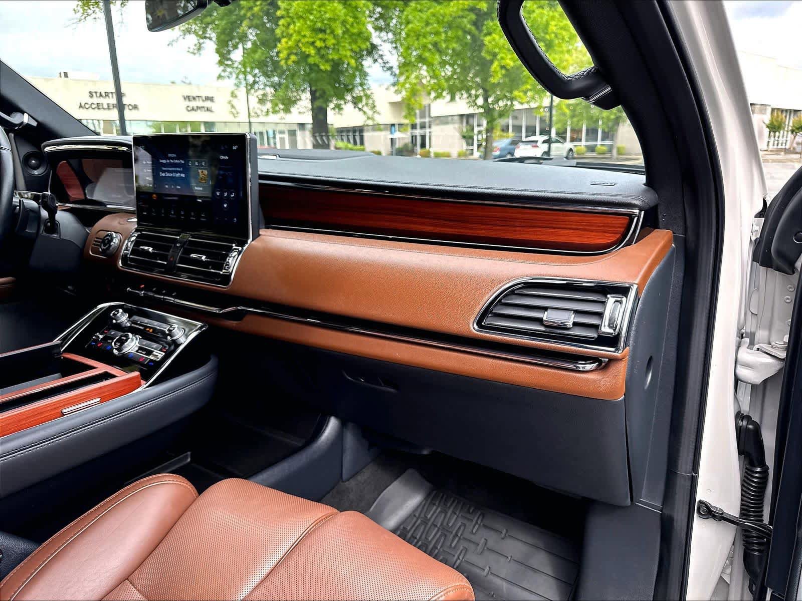 Used 2024 Lincoln Navigator L Reserve AWD/4WD image 19