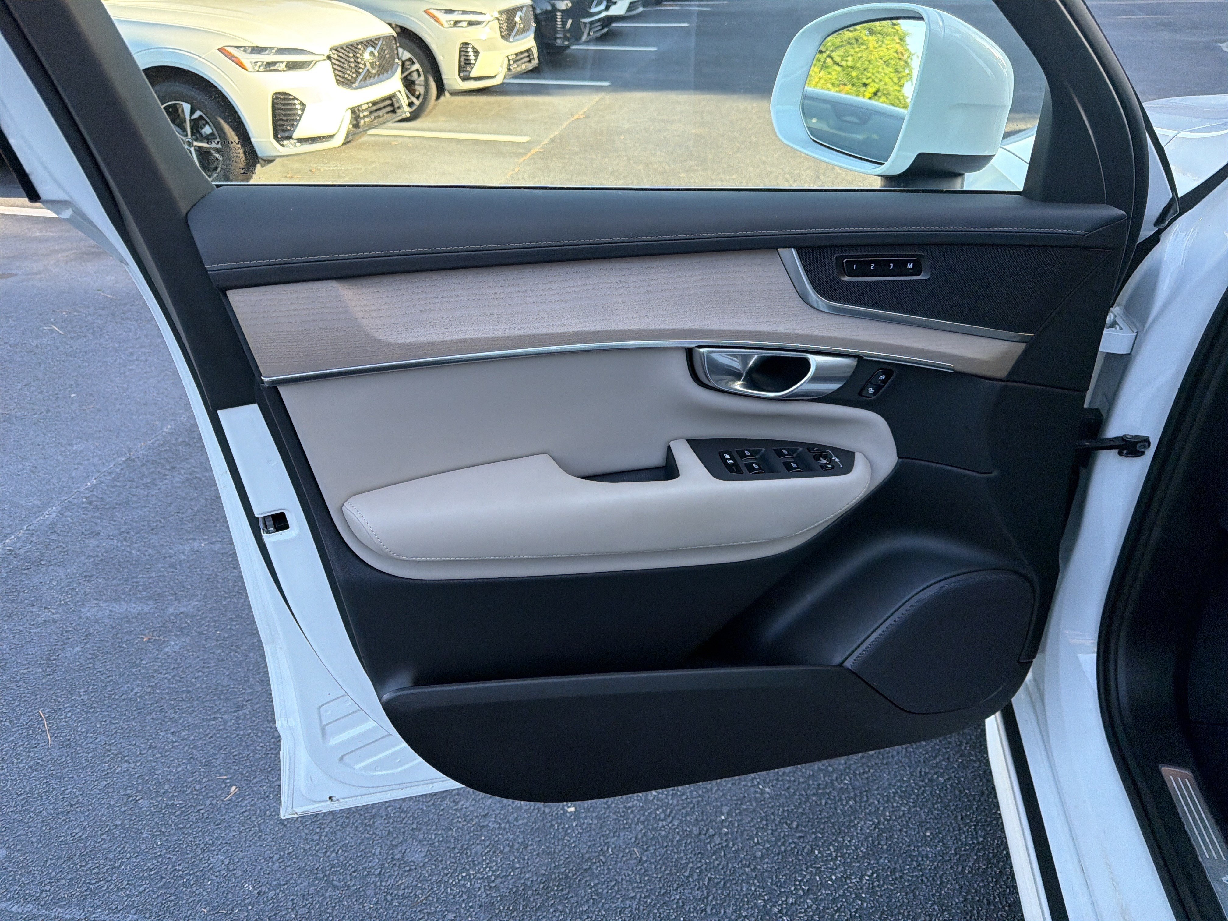 Certified 2025 Volvo XC90 B5 Core AWD/4WD image 14