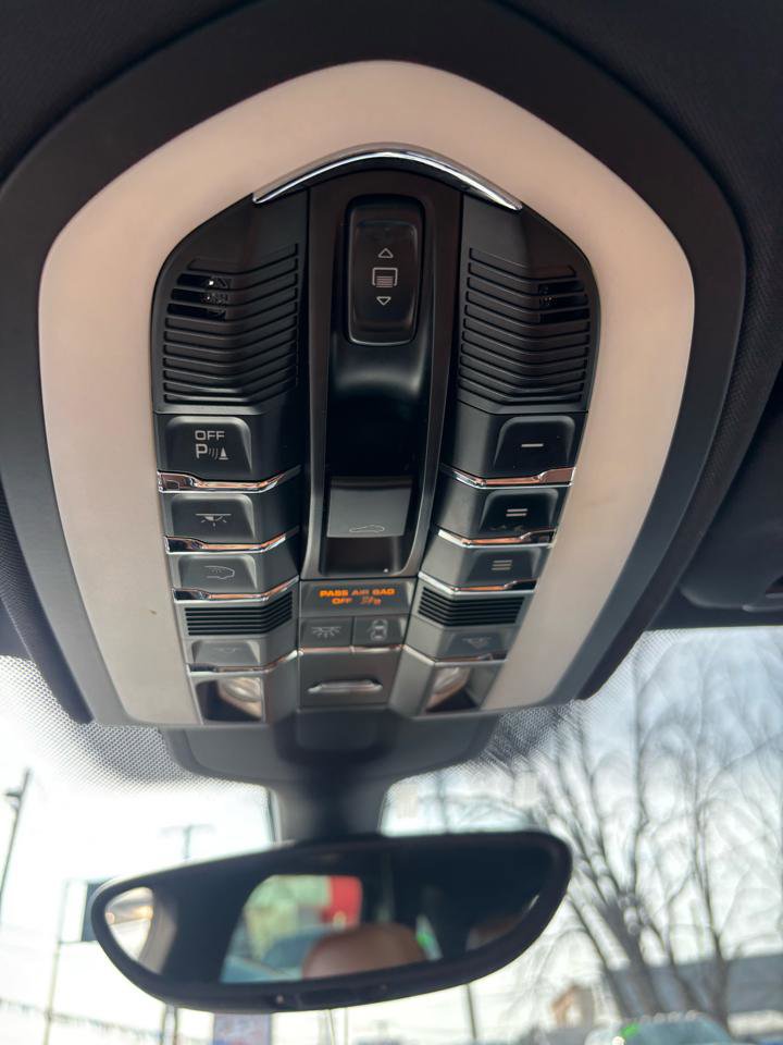 Used 2017 Porsche Cayenne Platinum Edition image 12