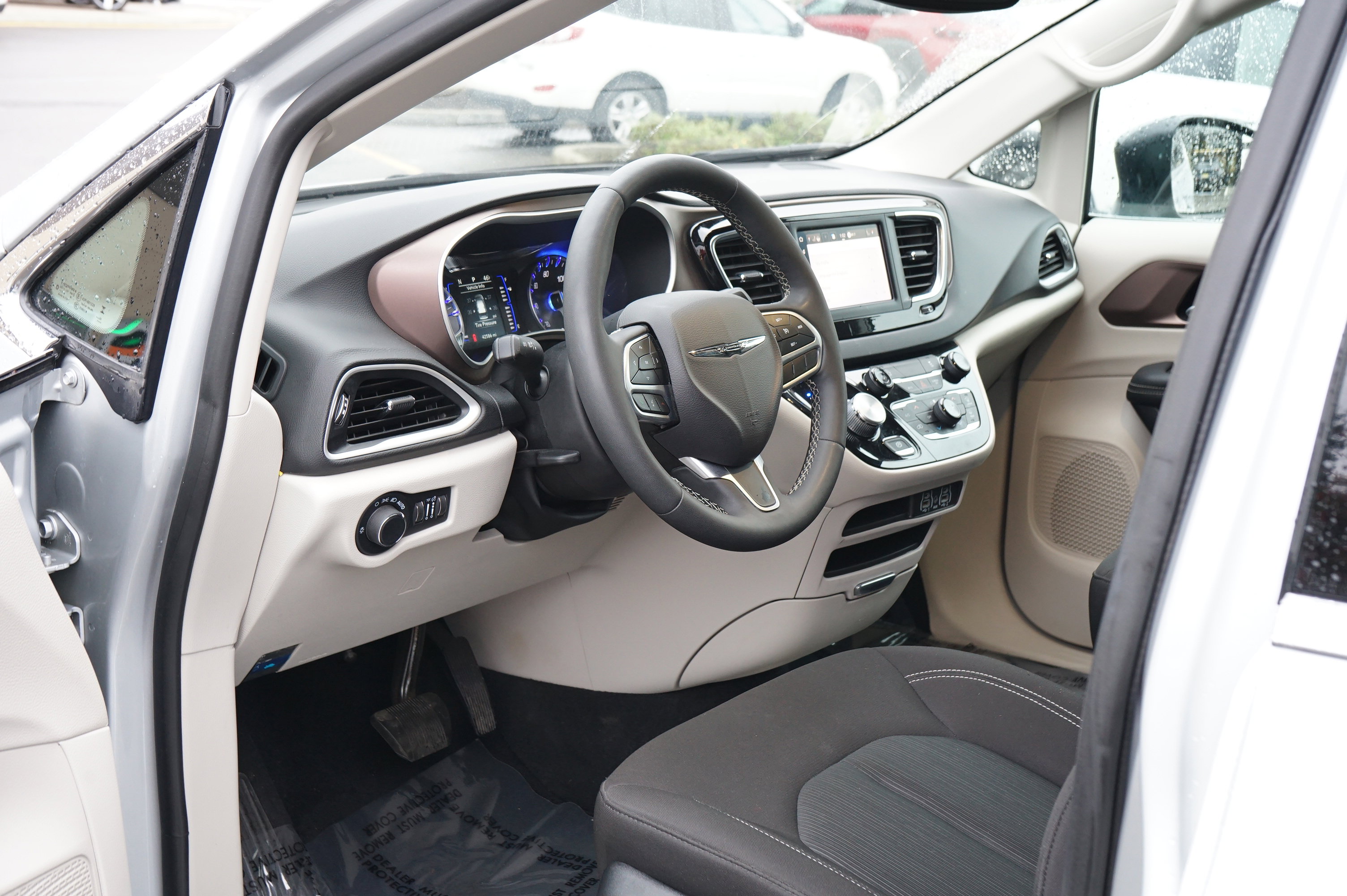 Used 2024 Chrysler Voyager LX image 9