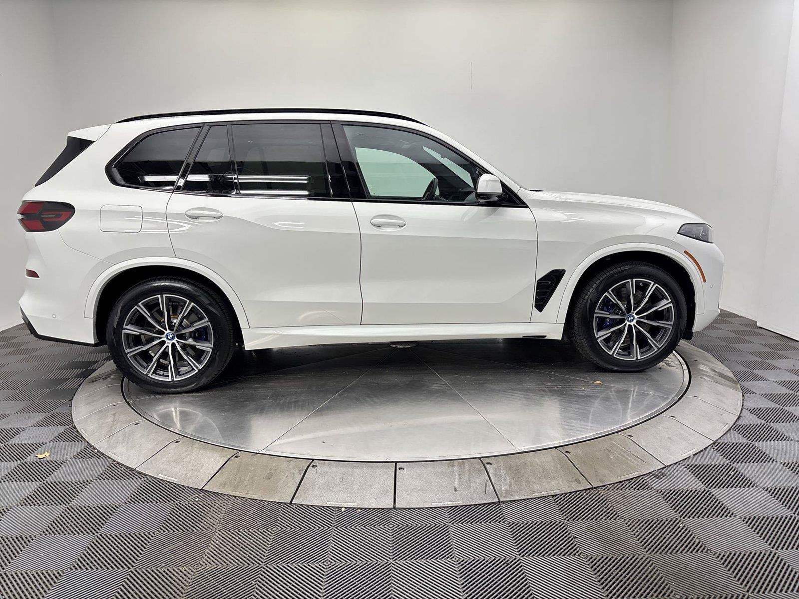 Used 2024 BMW X5 xDrive50e w/ Executive Package AWD/4WD image 5
