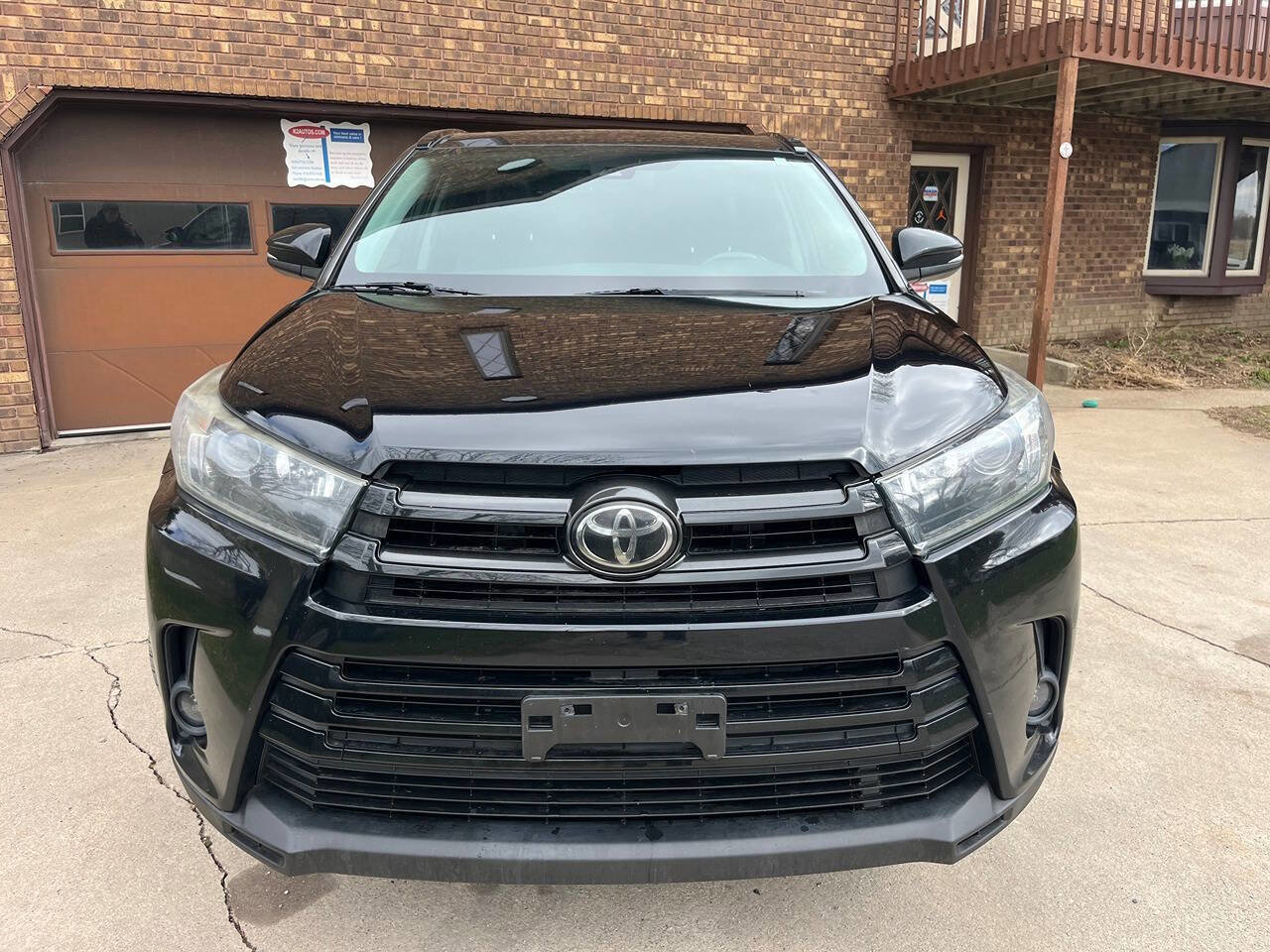 Used 2019 Toyota Highlander SE w/ Nightshade Edition AWD/4WD image 2