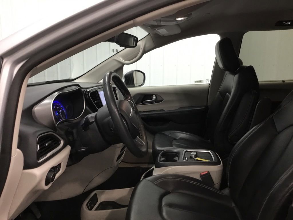 Used 2023 Chrysler Pacifica Touring-L image 5