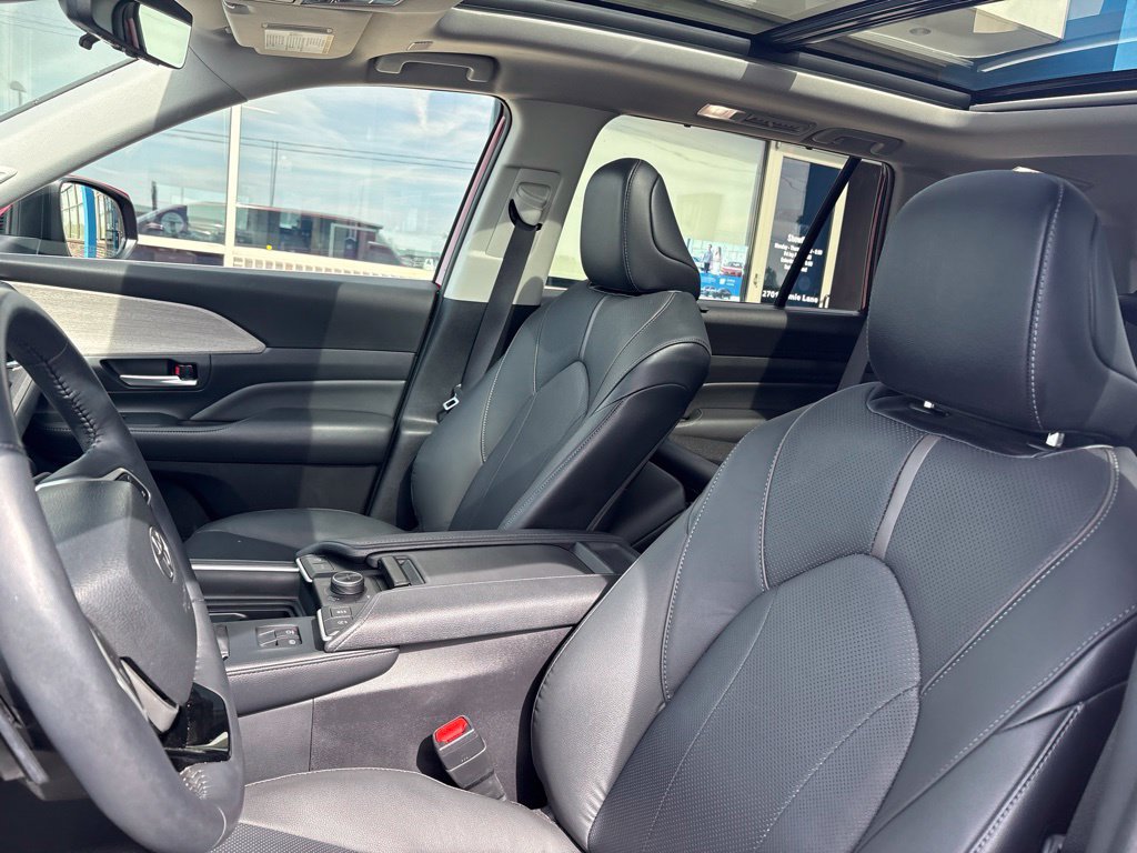 Used 2024 Toyota Grand Highlander AWD image 12