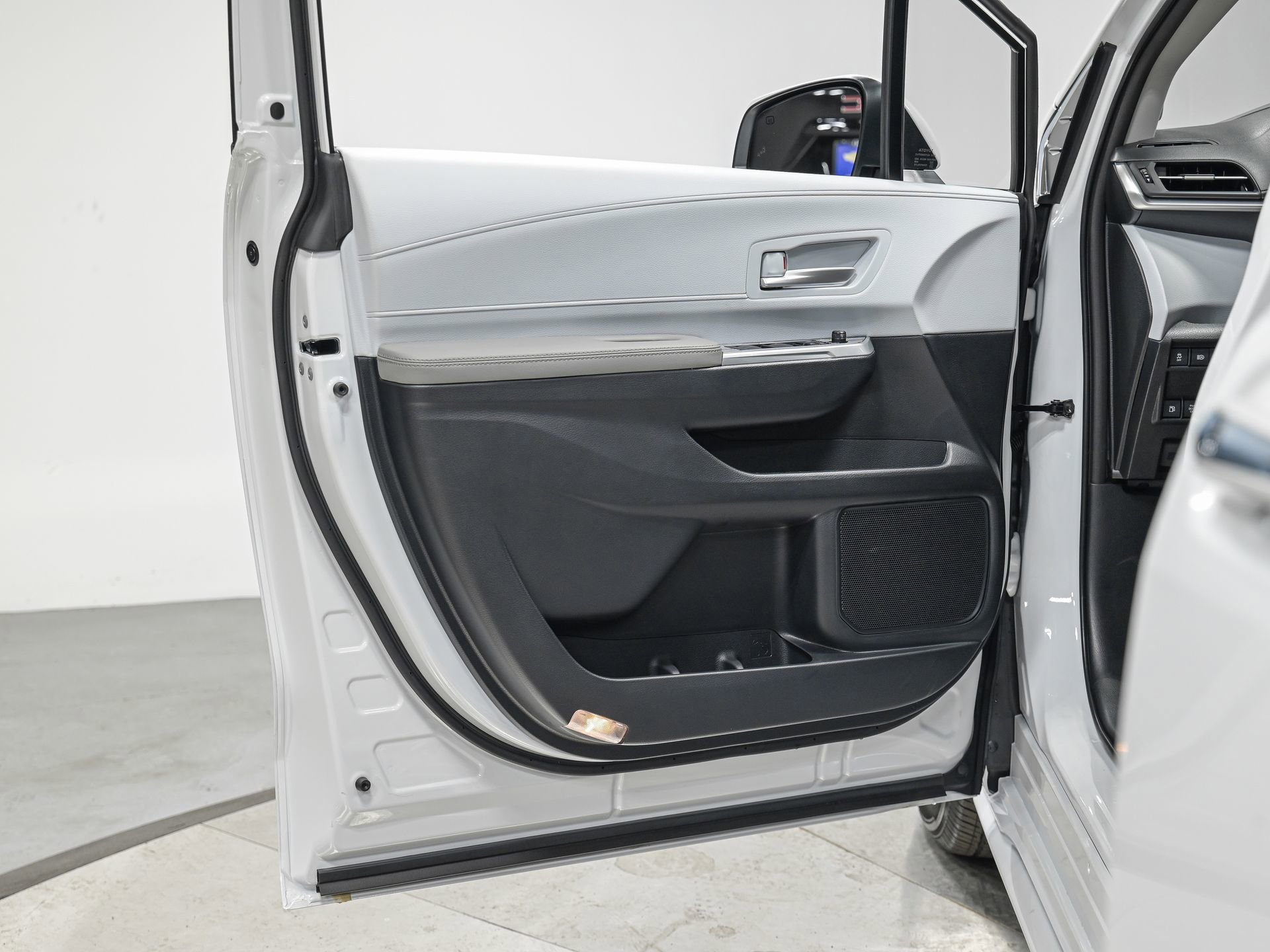 Used 2026 Toyota Sienna XLE image 12