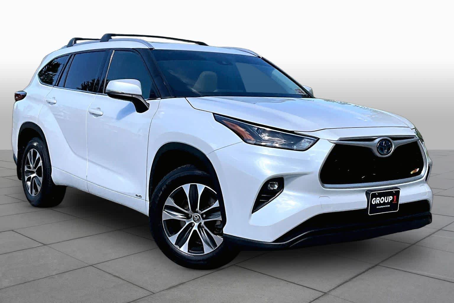 Used 2022 Toyota Highlander XLE AWD/4WD image 2