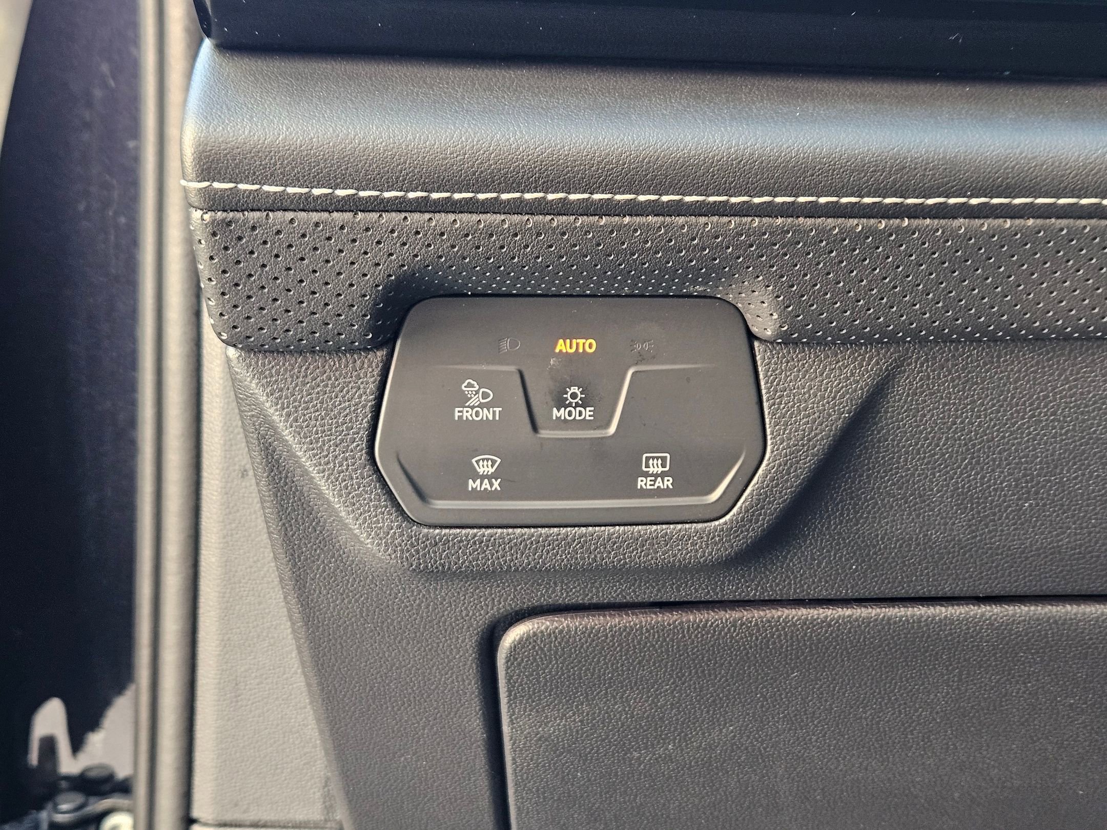 Used 2024 Volkswagen Atlas SE image 19