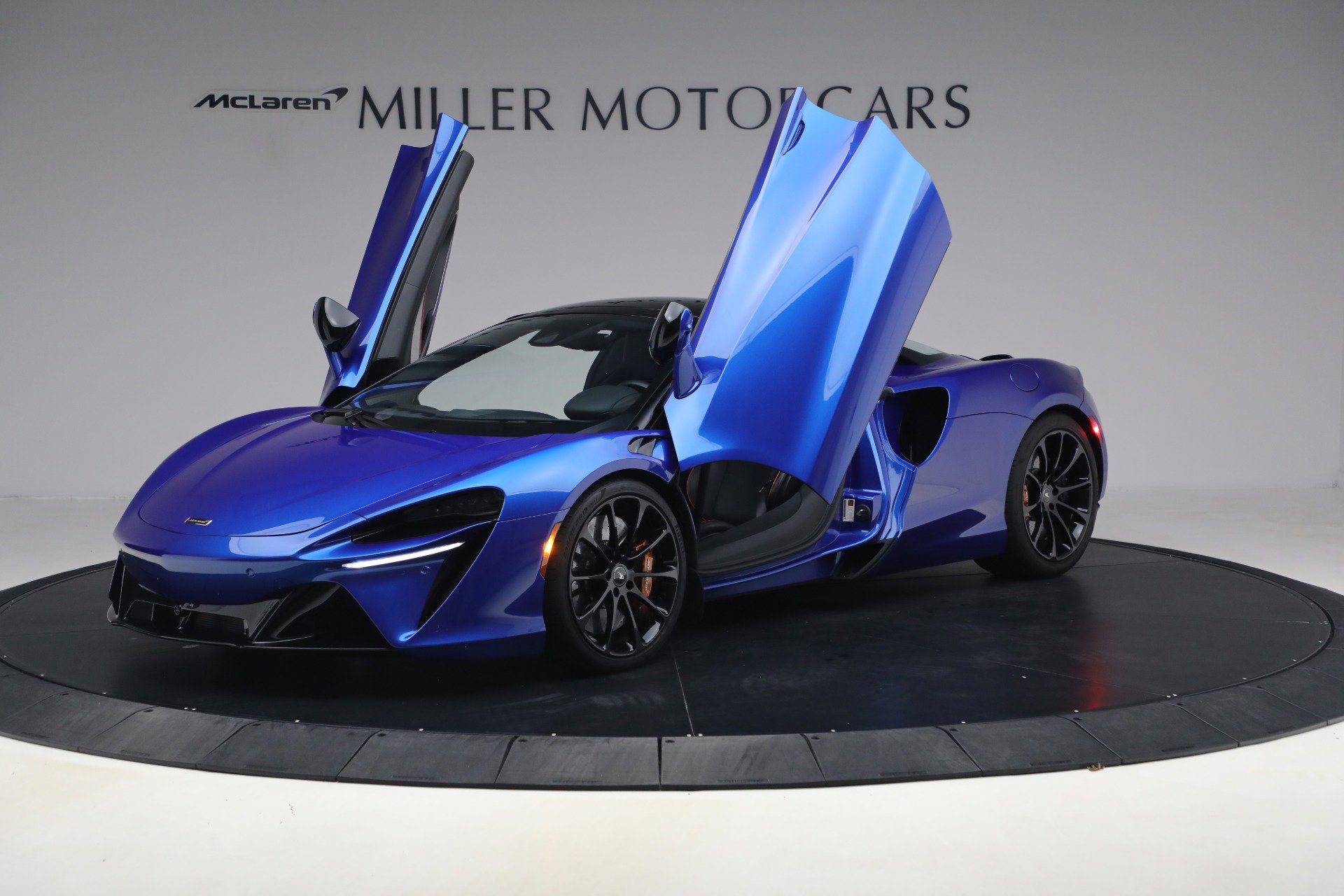 Used 2025 McLaren Artura Spider image 14
