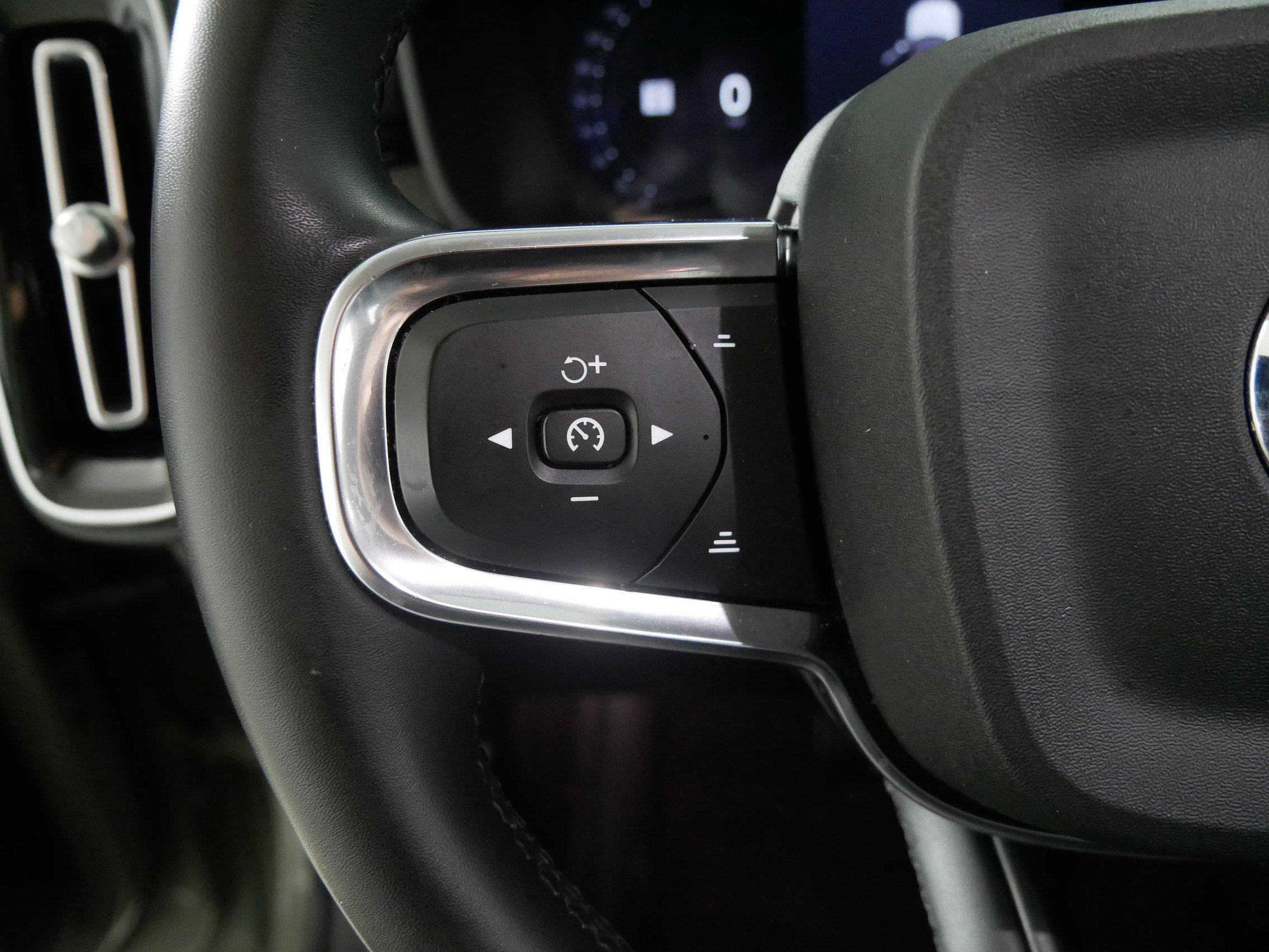 Used 2023 Volvo XC40 B5 Plus w/ Driver Assist Package AWD/4WD image 27
