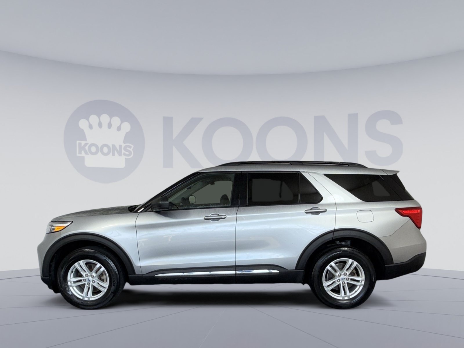 Used 2023 Ford Explorer XLT w/ Equipment Group 202A AWD/4WD image 2