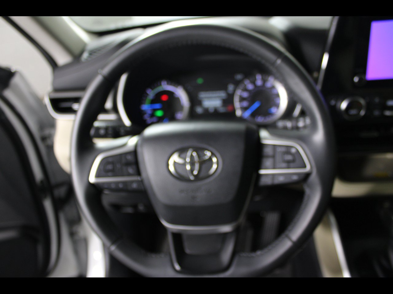 Used 2024 Toyota Highlander XLE FWD image 18