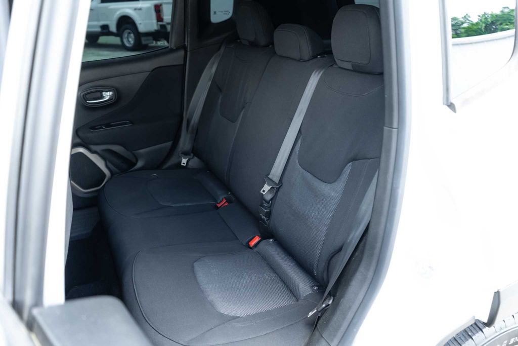 Used 2015 Jeep Renegade Latitude FWD image 14