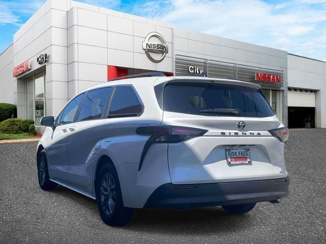 Used 2023 Toyota Sienna XLE FWD image 8