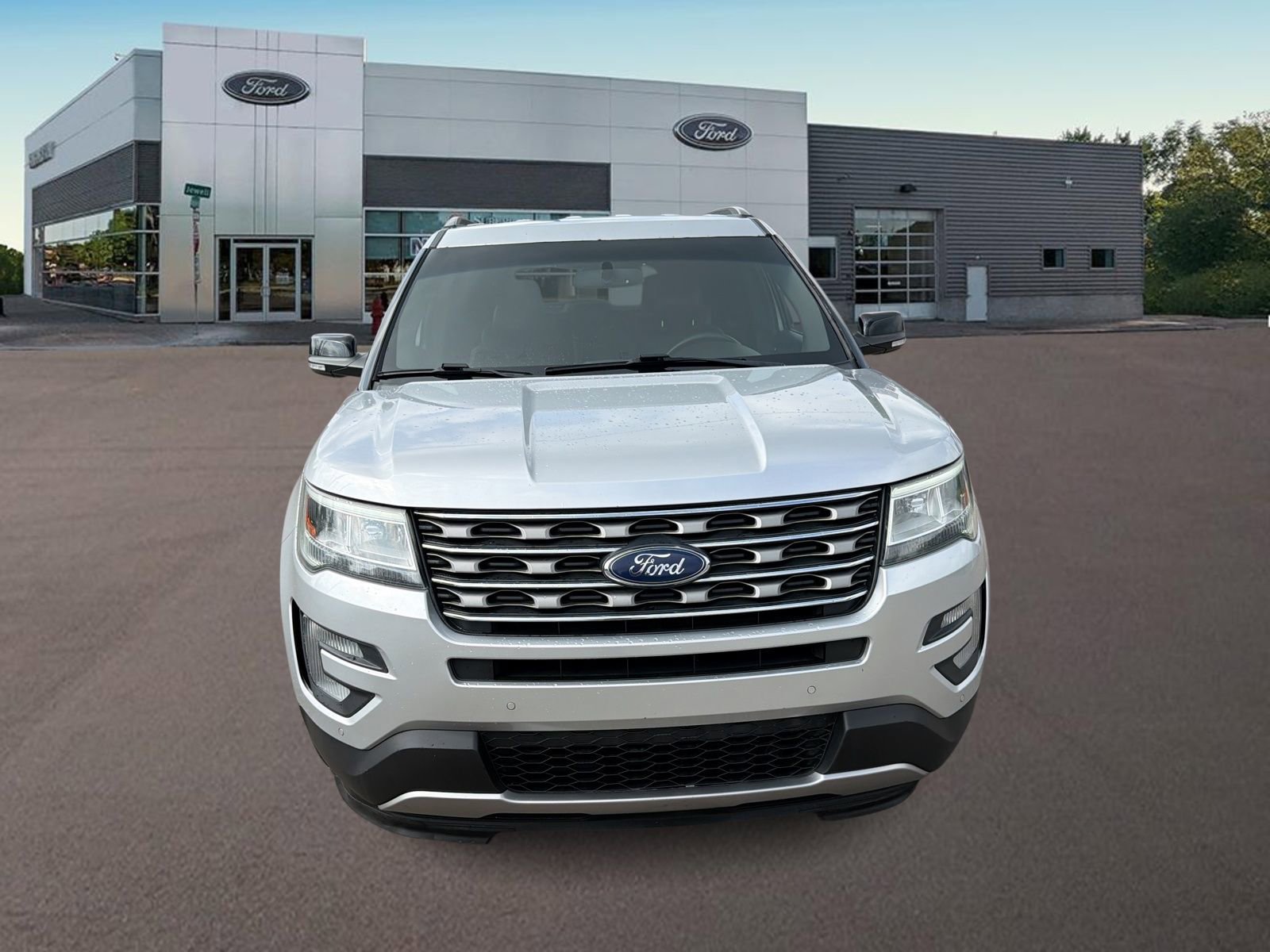 Used 2017 Ford Explorer XLT w/ Equipment Group 202A FWD image 3