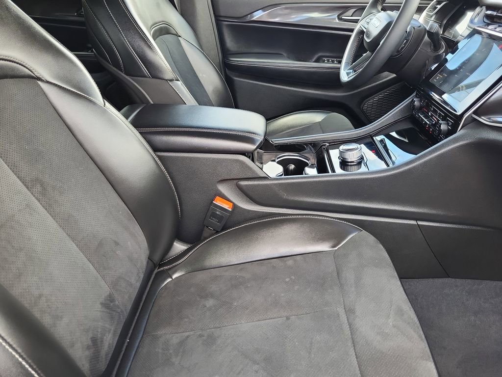 Used 2023 Jeep Grand Cherokee L Laredo AWD/4WD image 16