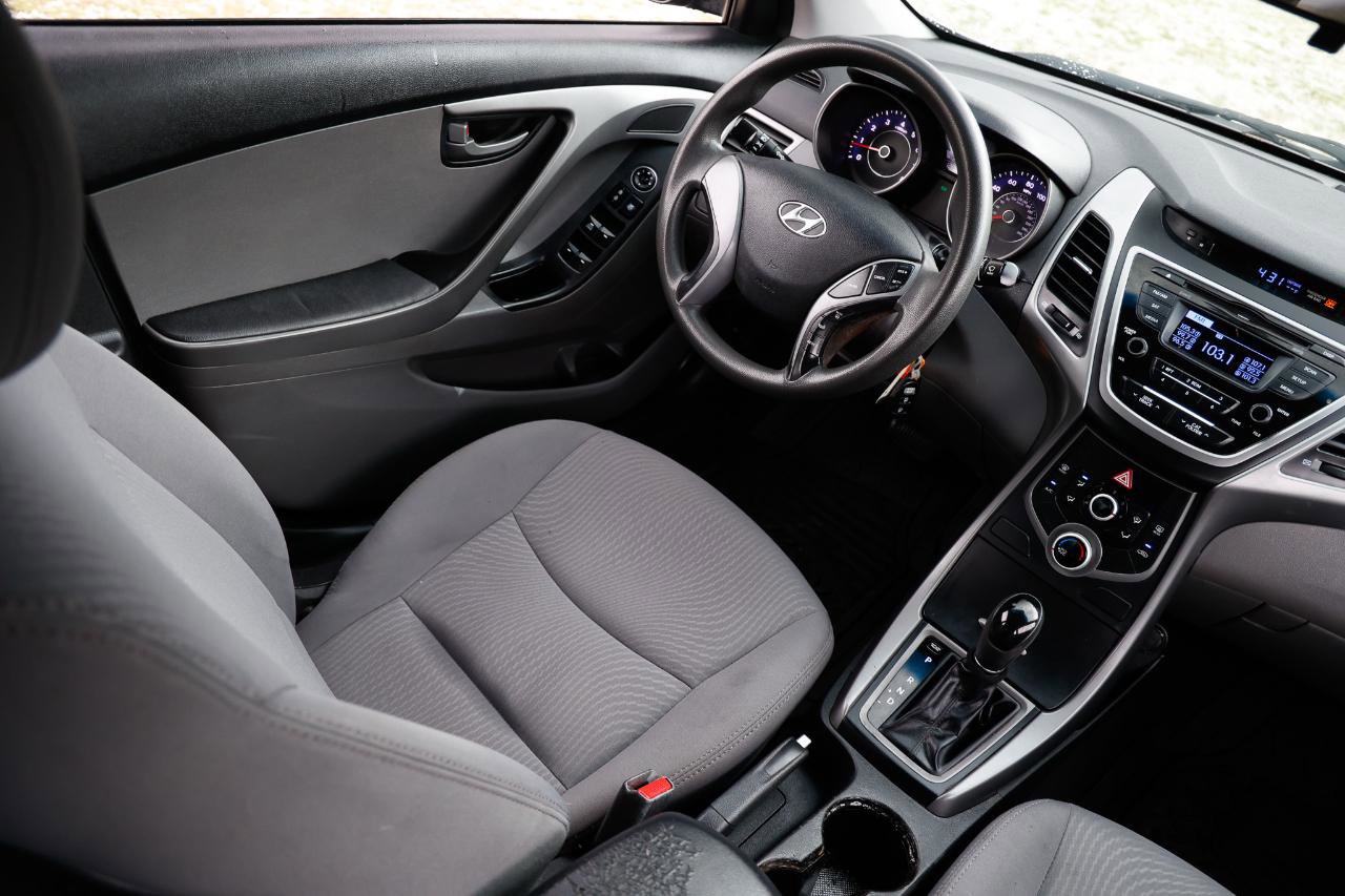 Used 2015 Hyundai Elantra SE image 20