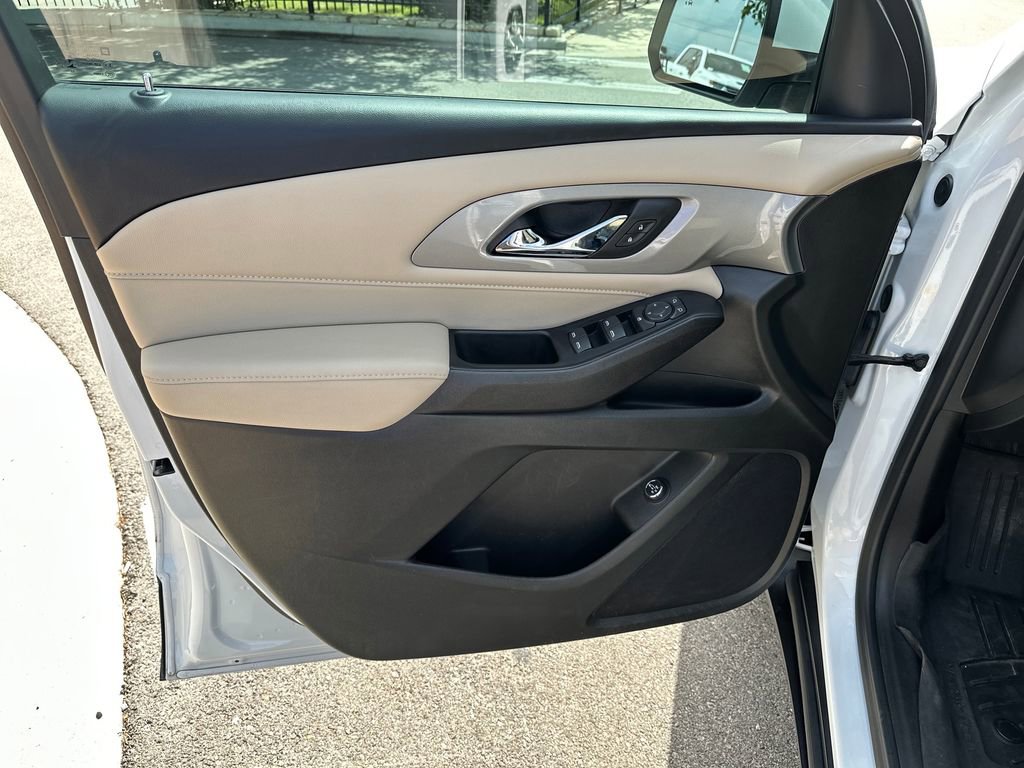Used 2023 Chevrolet Traverse LT FWD image 15