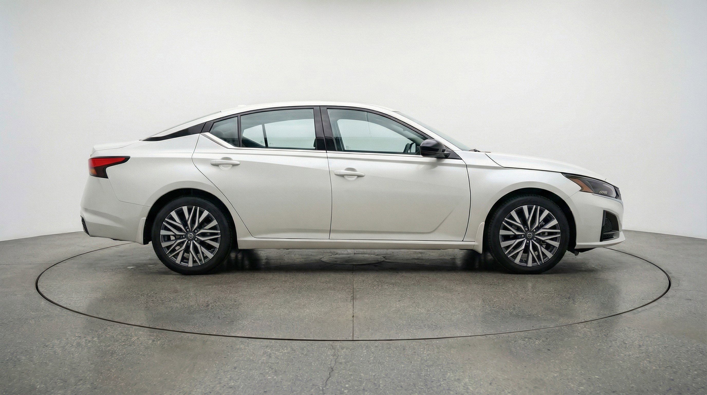 Used 2025 Nissan Altima 2.5 SV image 11