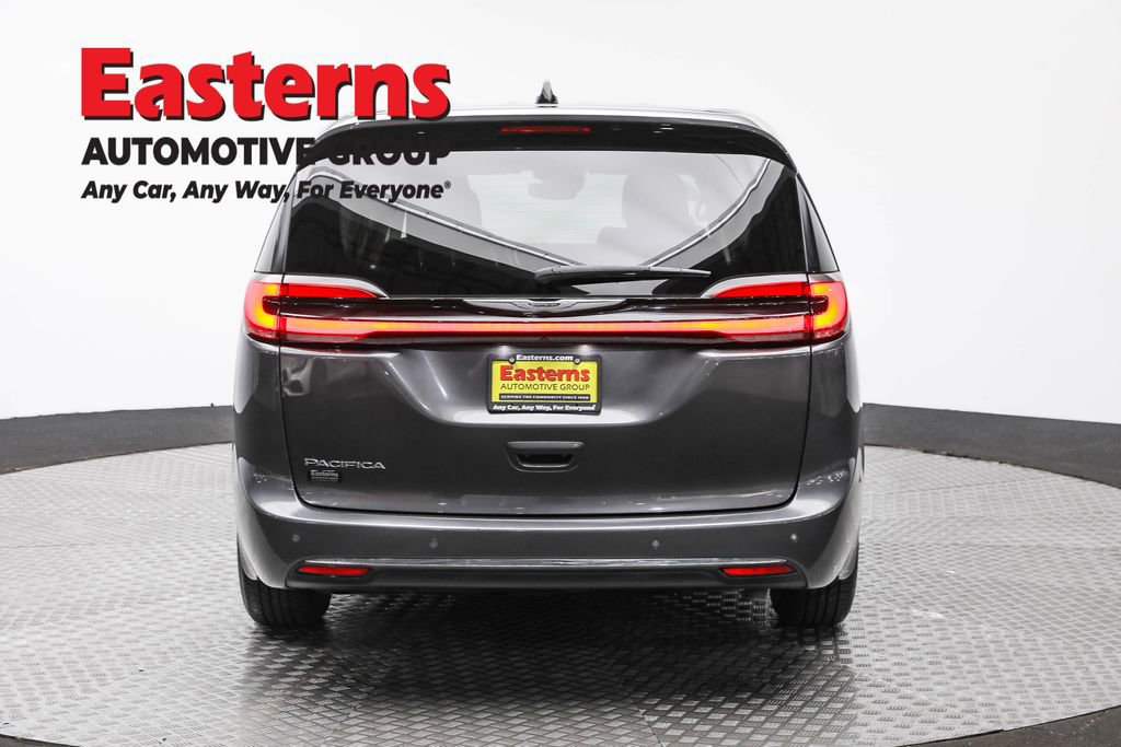 Used 2023 Chrysler Pacifica Touring-L FWD image 6