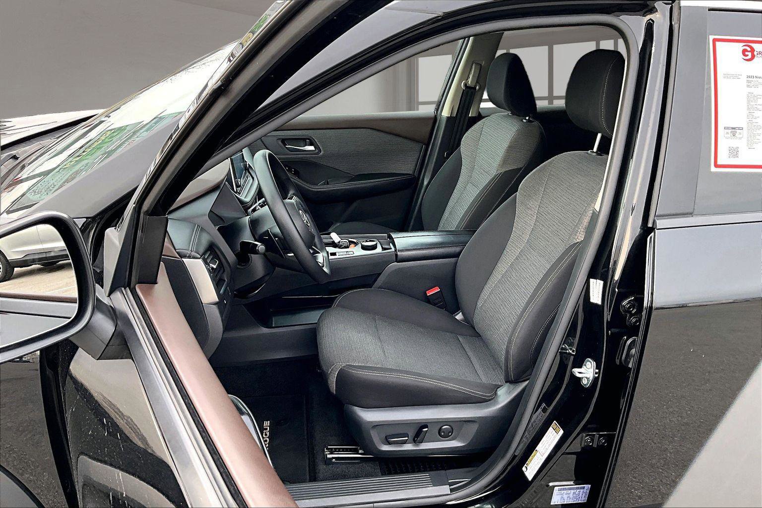 Used 2023 Nissan Rogue SV image 26