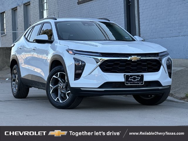 Used 2026 Chevrolet Trax LT FWD image 2