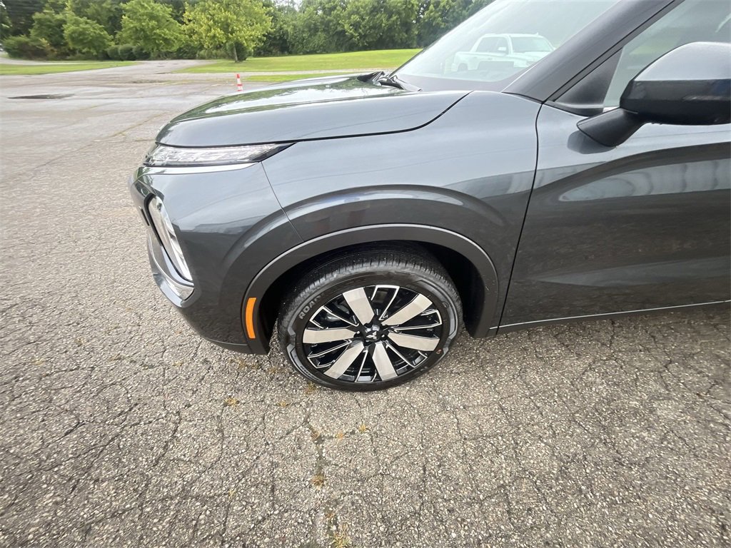 New 2025 Mitsubishi Outlander SE image 10