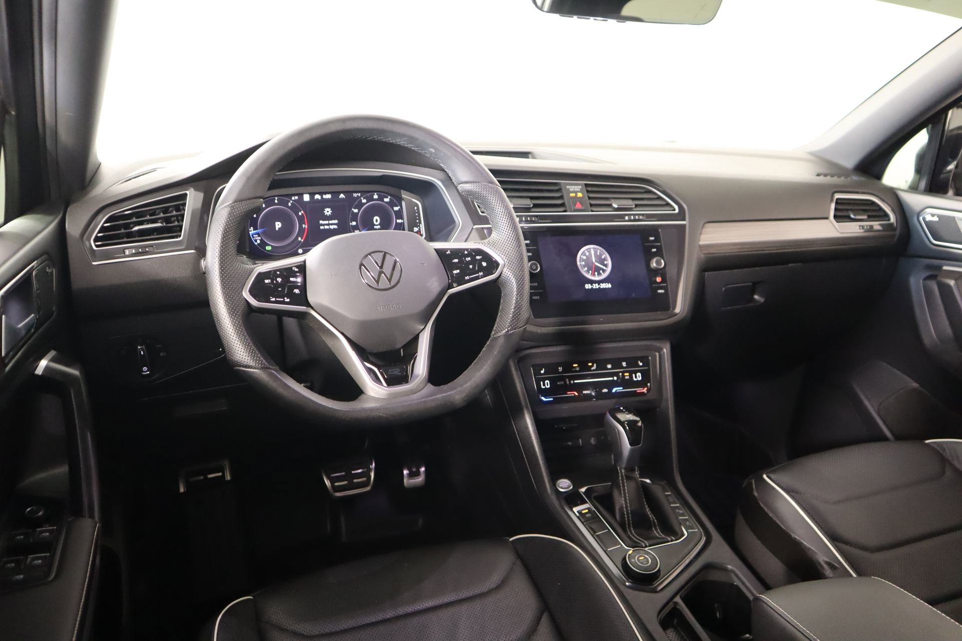 Used 2024 Volkswagen Tiguan SEL R-Line image 2