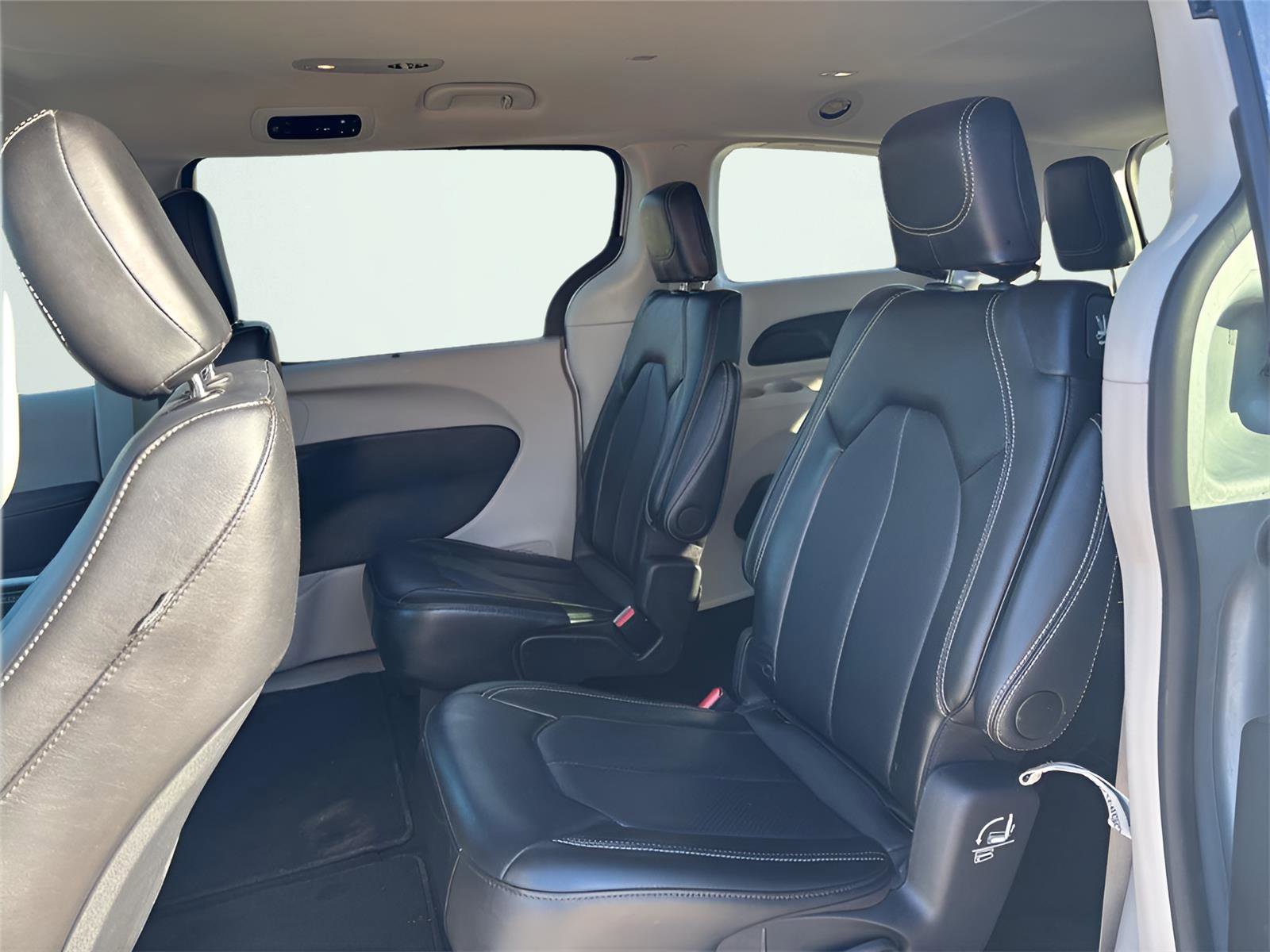 Used 2024 Chrysler Pacifica Touring-L FWD image 13