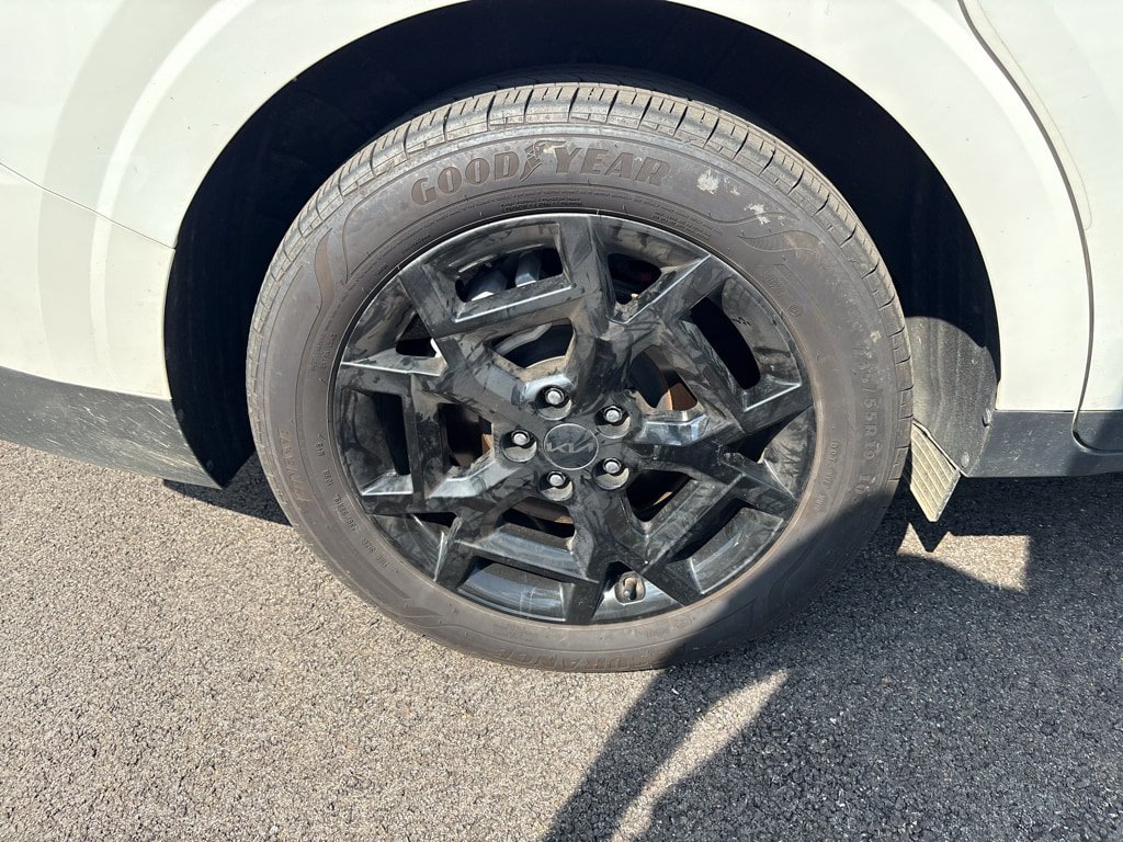 Used 2025 Kia Carnival SX w/ SX Dark Edition Package FWD image 12