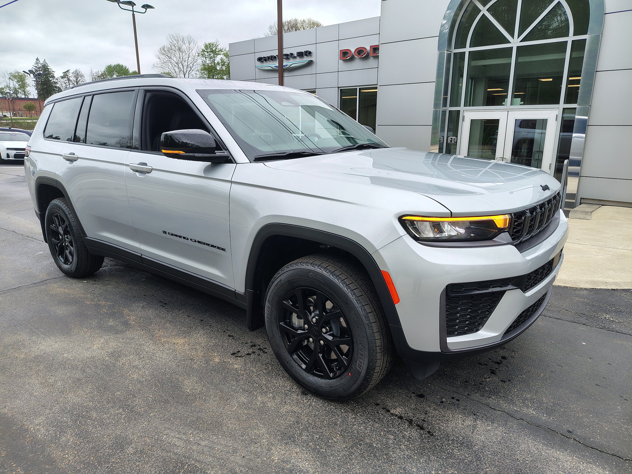 New 2026 Jeep Grand Cherokee L 4WD image 2