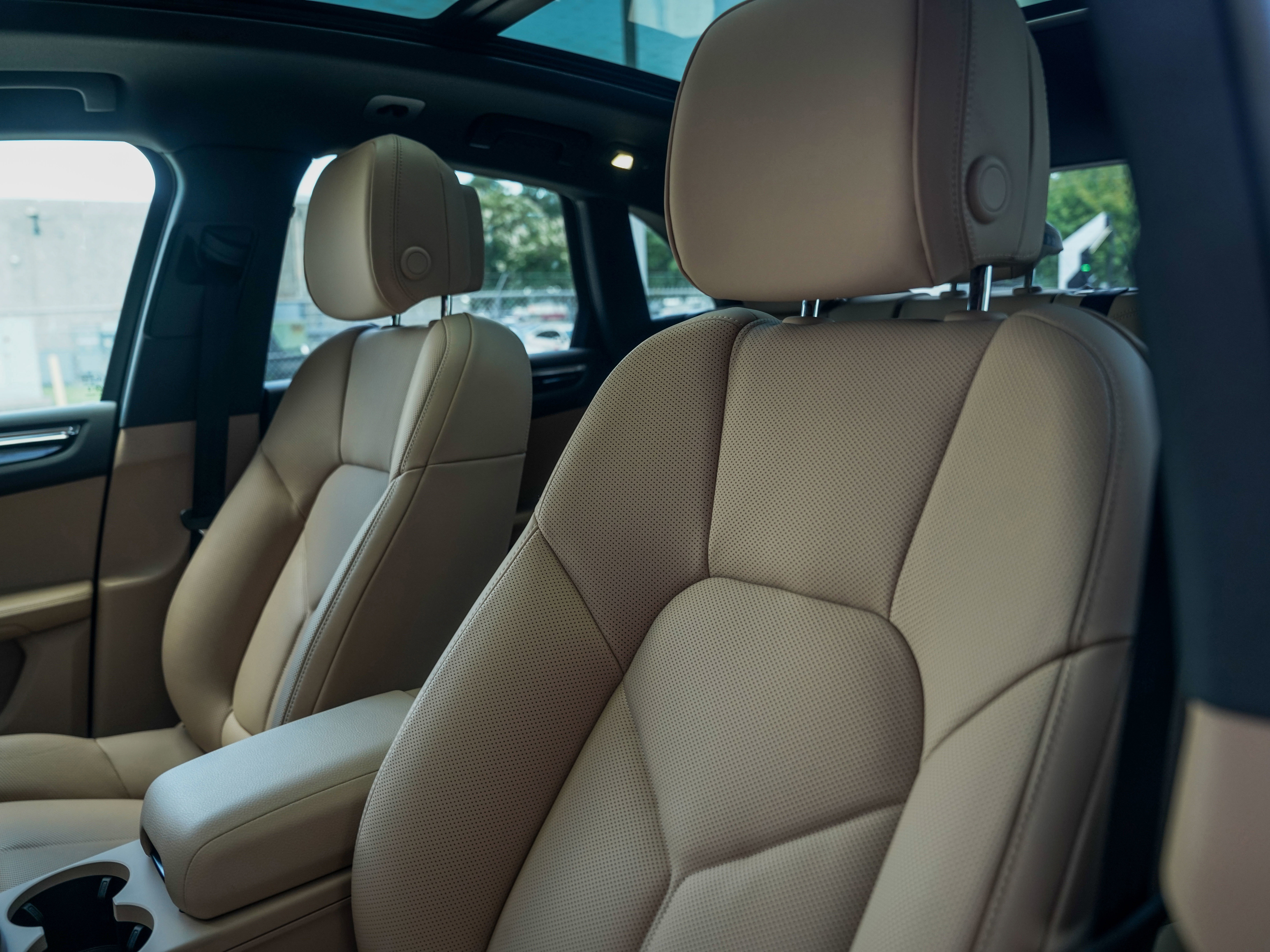 Certified 2025 Porsche Macan image 5